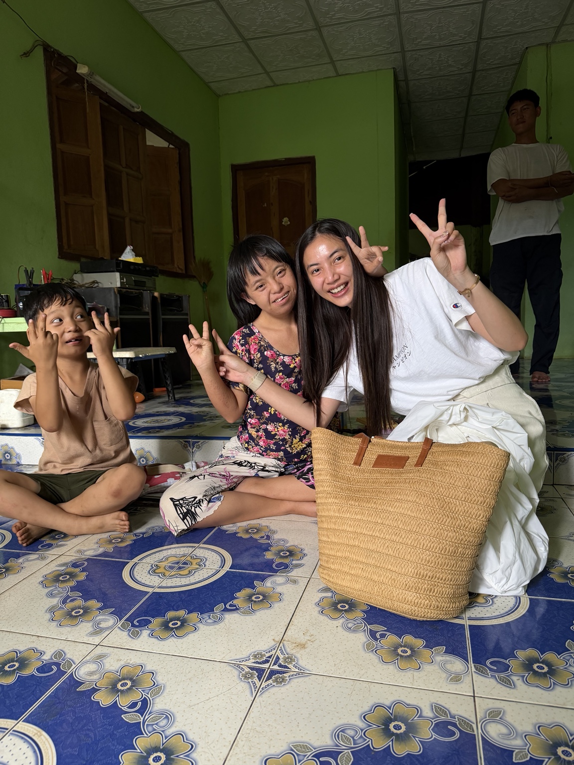 A shared moment with Nong Guitar (น้องกีต้าร์) and Nong Waew (น้องแวว).