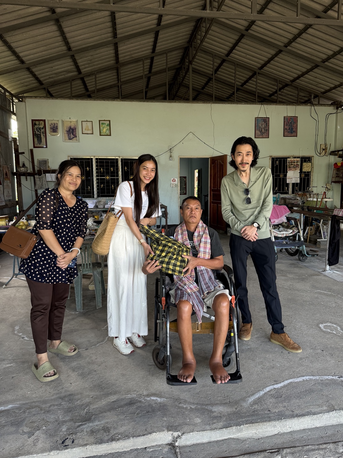 Visiting Lung Kom (ลุงคม) and listening to his experiences.